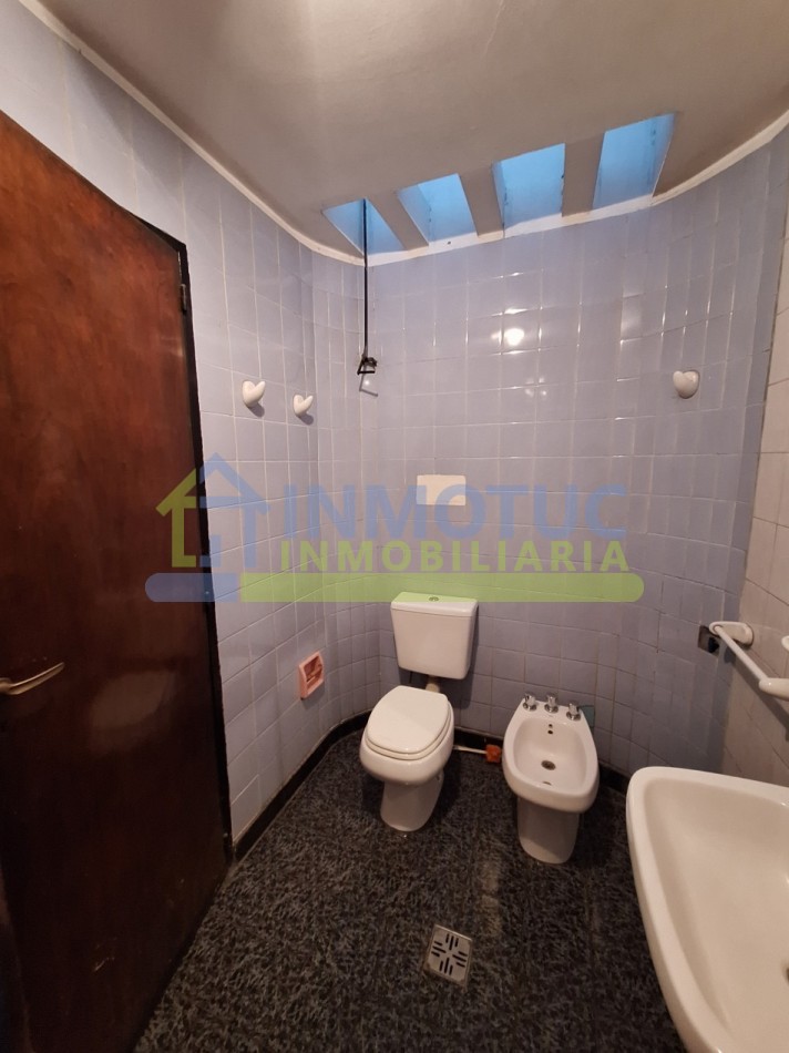 CASA EN VENTA GRAL. PAZ AL 600 - BARRIO SUR - 3 BAÑOS 4 DORMITORIOS COCHERA FONDO Y GRAN POTENCIAL DE AMPLIACION 