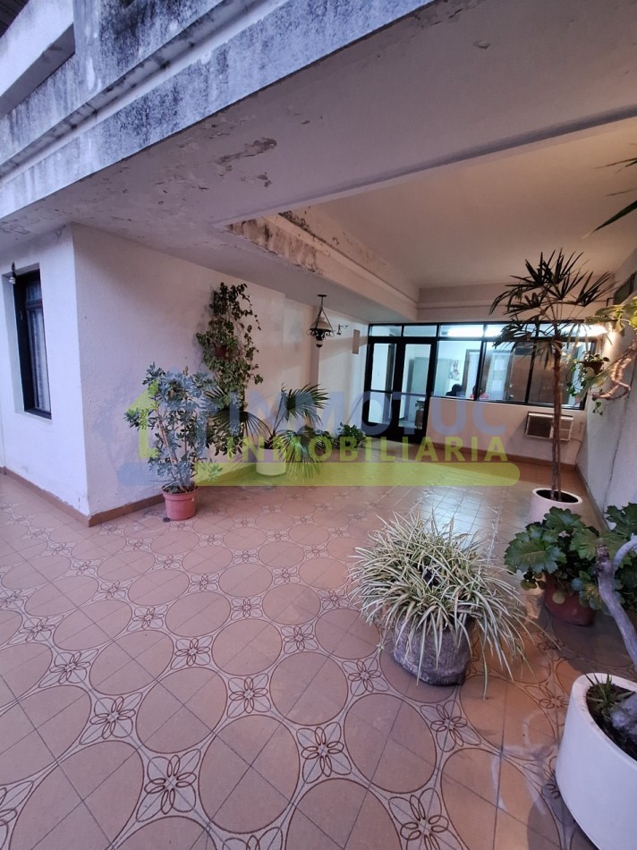 CASA EN VENTA GRAL. PAZ AL 600 - BARRIO SUR - 3 BAÑOS 4 DORMITORIOS COCHERA FONDO Y GRAN POTENCIAL DE AMPLIACION 