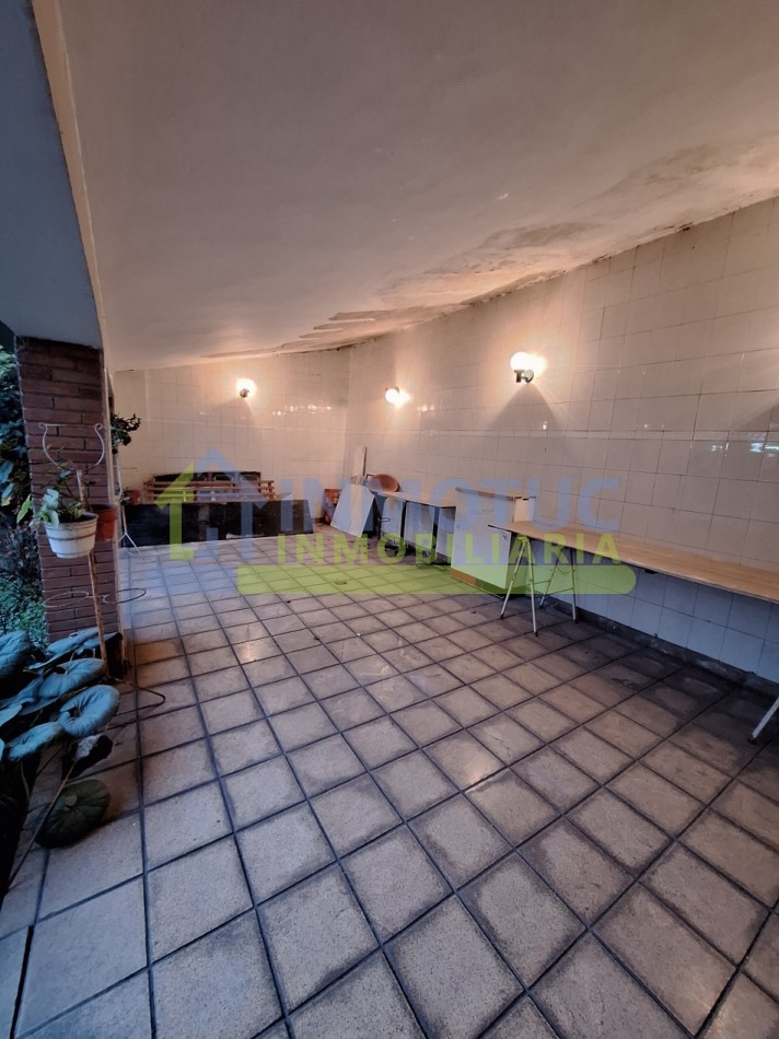 CASA EN VENTA GRAL. PAZ AL 600 - BARRIO SUR - 3 BAÑOS 4 DORMITORIOS COCHERA FONDO Y GRAN POTENCIAL DE AMPLIACION 