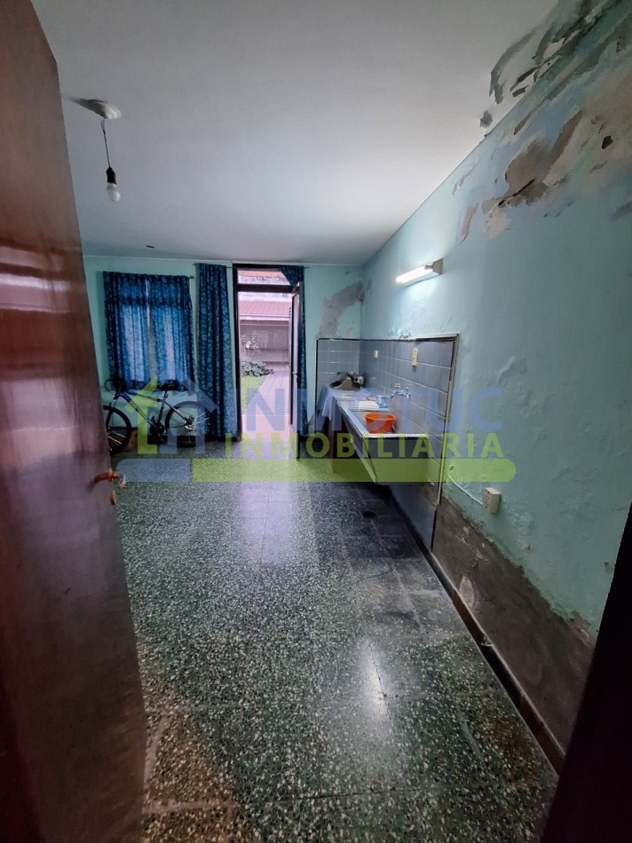 CASA EN VENTA GRAL. PAZ AL 600 - BARRIO SUR - 3 BAÑOS 4 DORMITORIOS COCHERA FONDO Y GRAN POTENCIAL DE AMPLIACION 